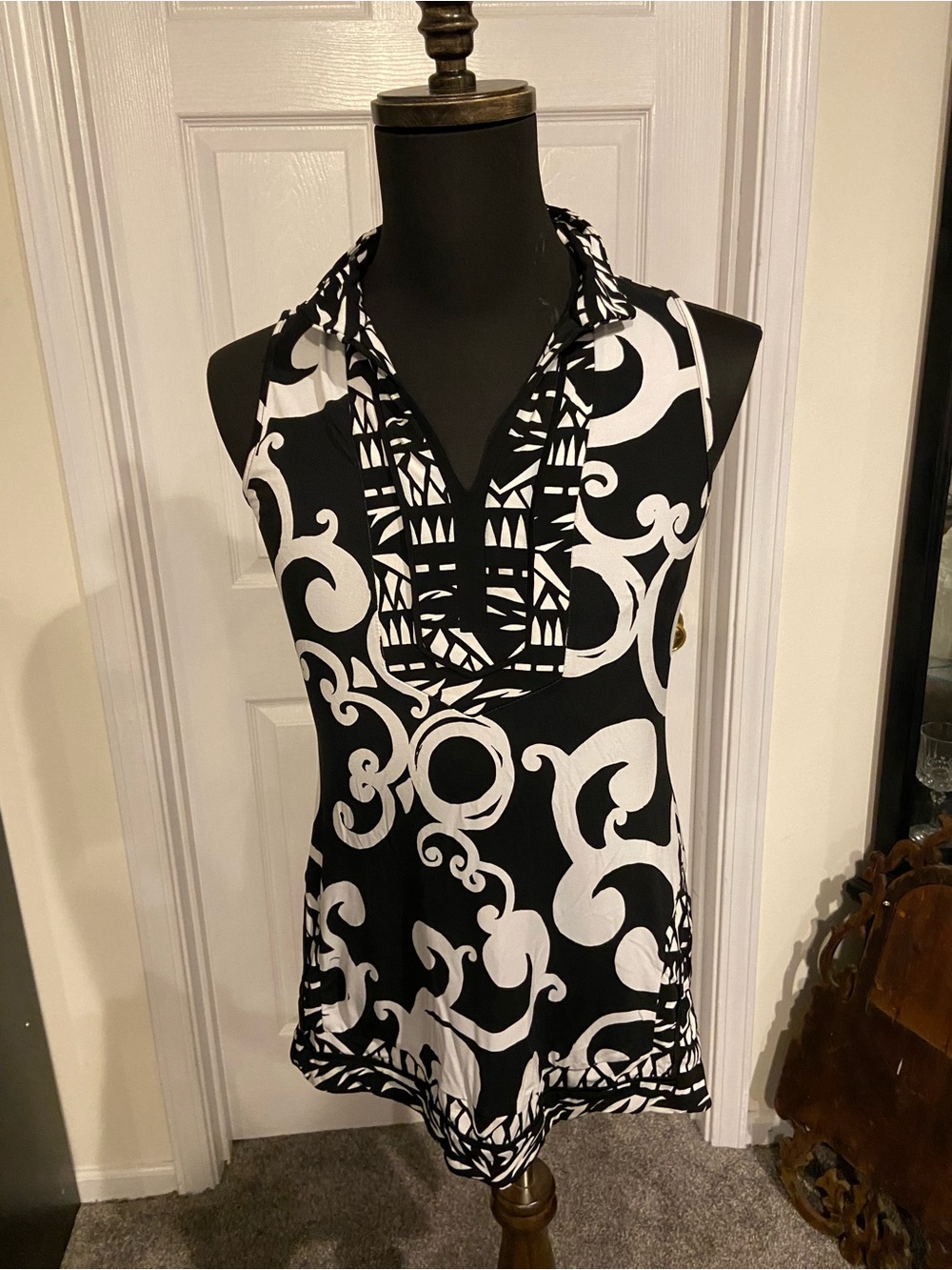 White House Black Market Black and White Sleeveless V-Neck Dress Size XS